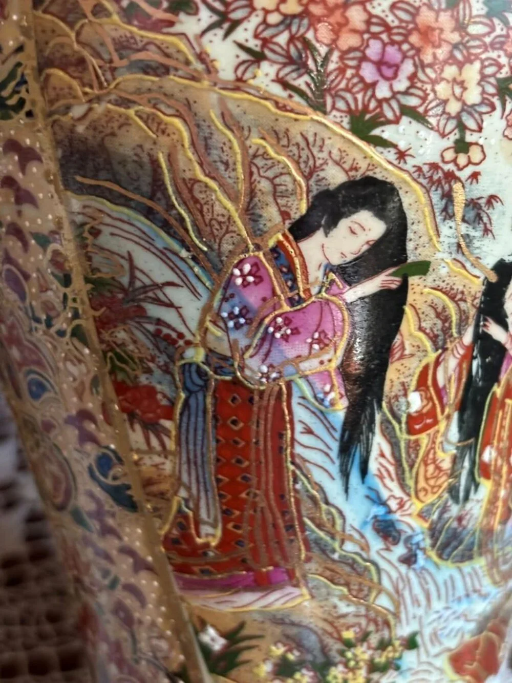 Large Satsuma Style Moriage Vase | Hand Painted Asian Court Scene Geisha | Chino - Picture 2 of 16